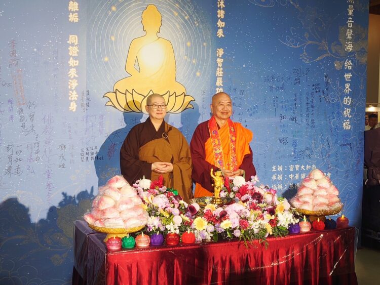 ▲主辦密寶大和尚與承辦印居法師浴佛池前合影。（圖／執行單位提供）