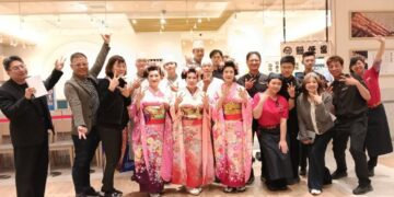 ▲「大江戶町鰻屋」正式進駐台南 MITSUI OUTLET PARK，總經理江俊民(左二)與日式歌舞伎表演者及同仁於開幕式合影。