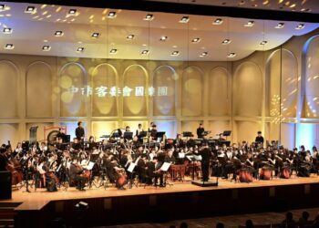▲台中市客委會國樂團與嘉義國中國樂班，同台共演「玉峯初陽」用音樂城市交流。(圖／台中市政府客委會提供)