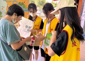 順手捐發票、救救植物人 創世攜手員高生 街頭募發票助弱勢植物人