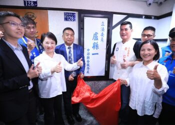 立委盧縣一中部聯合服務處揭牌-盧市長肯定：攜手為族人與市民創造幸福台中