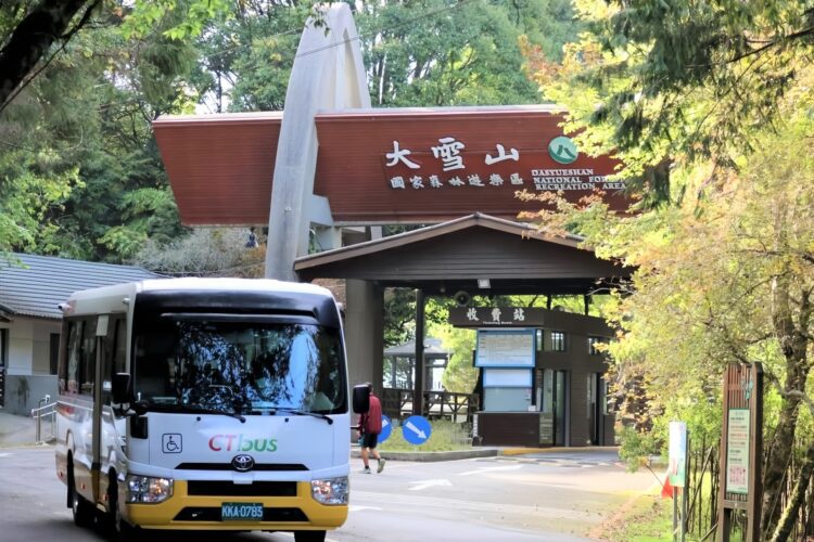 漫步雲霧森林搭公車就行！春夏限定「台中go大雪山螢火蟲季」4/20開跑