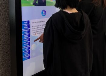 台中首創地方稅ai智慧客服再升級-數位看板虛擬服務員「沈稅一哥」正式登場!