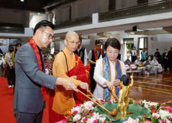 大台中佛教會浴佛祈福-2千人共沐佛恩-盧市長祈三願：四時無災、世界和平、國家安定