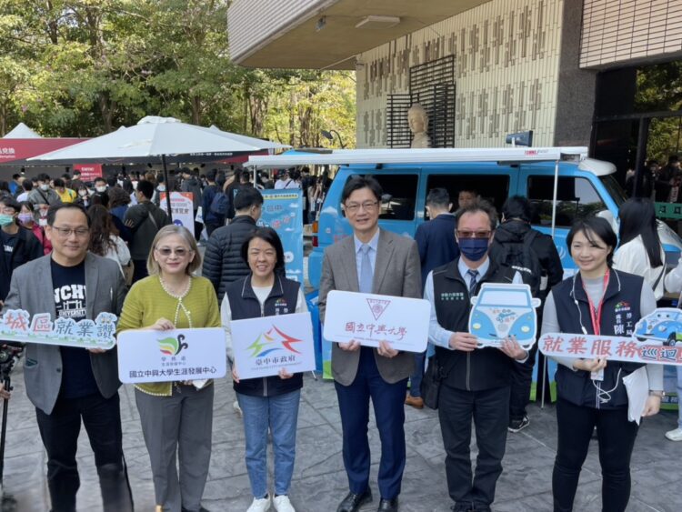 繞行大台中助市民就業！中市勞工局就業服務巡迴車超吸睛
