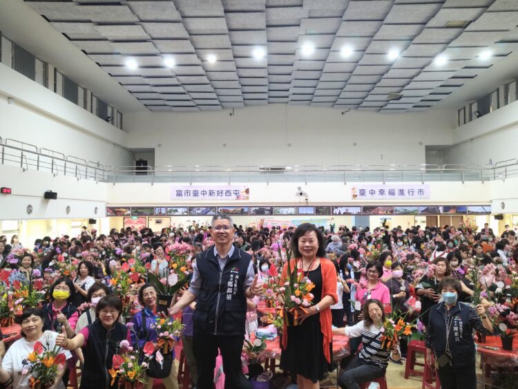 鼓勵在地花農！中市社區花藝活動吸引400位民眾參與