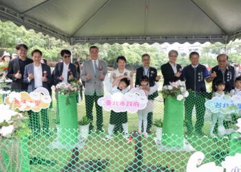 秋紅谷黑天鵝家族壯大！盧市長歡送「鵝」子、女「鵝」-與北市府、北大與東大「結親家」