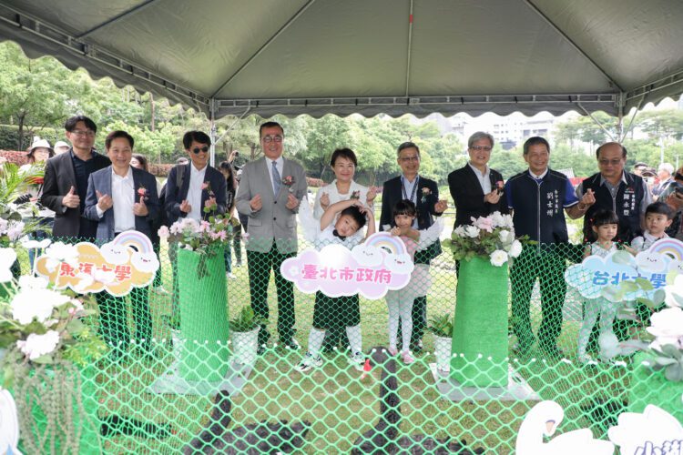 秋紅谷黑天鵝家族壯大！盧市長歡送「鵝」子、女「鵝」-與北市府、北大與東大「結親家」