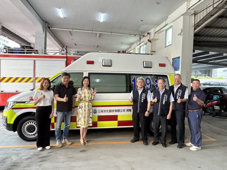 三采文化體恤消防回饋社會-捐贈中市消防救護車、救護器材