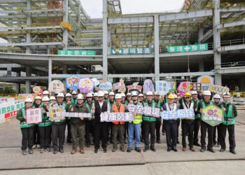 塔吊作業眉角多！-中市勞工局攜手網紅「超認真少年」宣導塔吊安全