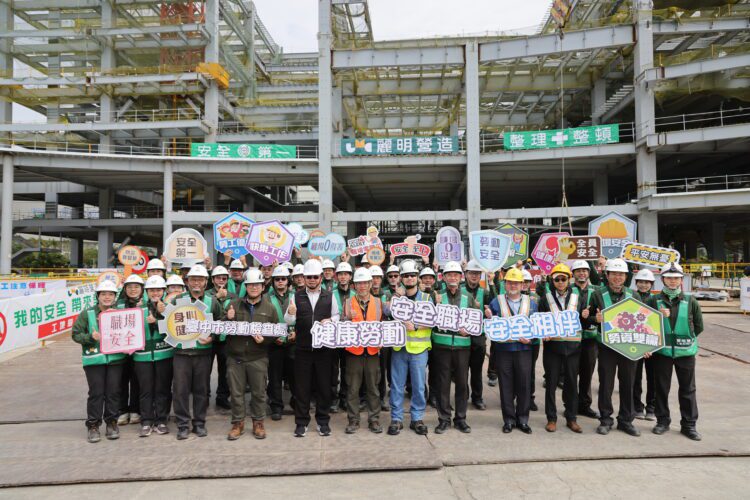 塔吊作業眉角多！-中市勞工局攜手網紅「超認真少年」宣導塔吊安全