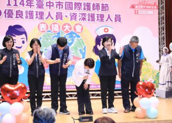 慶祝國際護師節！-盧市長90度鞠躬：感謝白衣天使
