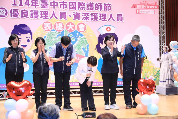 慶祝國際護師節！-盧市長90度鞠躬：感謝白衣天使