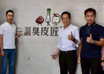 讓世界看見台中軟「食」力!經發局長走訪酸菜魚食品廠-肯定青年創業力