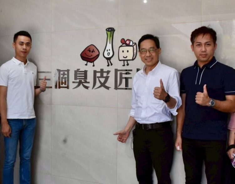 讓世界看見台中軟「食」力！經發局長走訪酸菜魚食品廠-肯定青年創業力