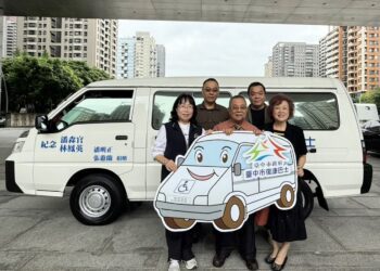 夫妻緬懷雙親延續愛心-母親節前夕捐贈中市府復康巴士