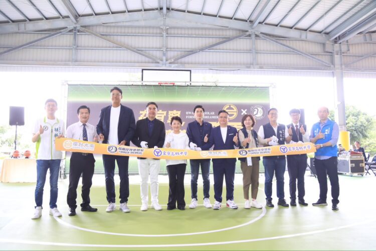 中市校園太陽能發電再添生力軍！私立宜寧高中光電球場今啟用-盧市長：學校、廠商及環境綠能三贏