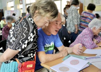 前進和平送光明 中市社會局為偏鄉長輩配老花眼鏡