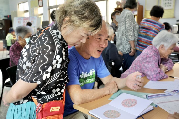 前進和平送光明　中市社會局為偏鄉長輩配老花眼鏡