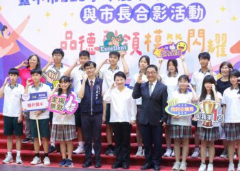 與5301模範生合影！盧市長「各俏皮pose」全配合：你們是媽媽最好的禮物