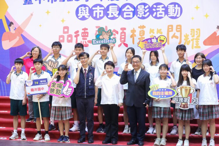 與5301模範生合影！盧市長「各俏皮pose」全配合：你們是媽媽最好的禮物