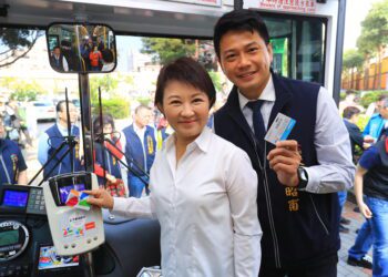 中市交通卡突破187萬!23條公車進校園-校長也樂當公車族
