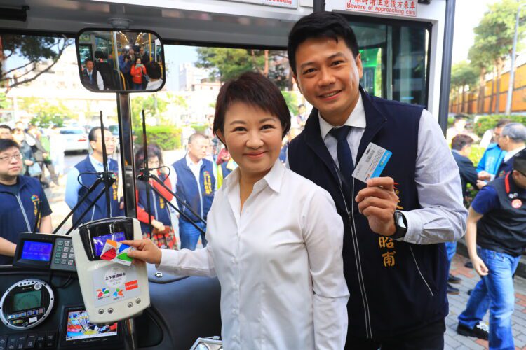 中市交通卡突破187萬！23條公車進校園-校長也樂當公車族