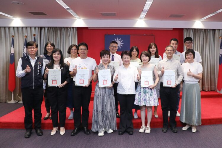 4度蟬聯全國第一！台中「閱讀教育績優」榮獲15大獎-盧市長親自頒獎表揚