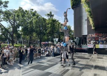 創造焦點《小丑八怪》快閃街頭驚喜不斷-台中夏日馬戲節6/14、15帝國糖廠奇幻登場