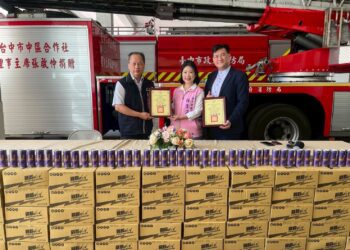 議員攜手企業捐贈200箱能量飲料-為消防英雄補充能量