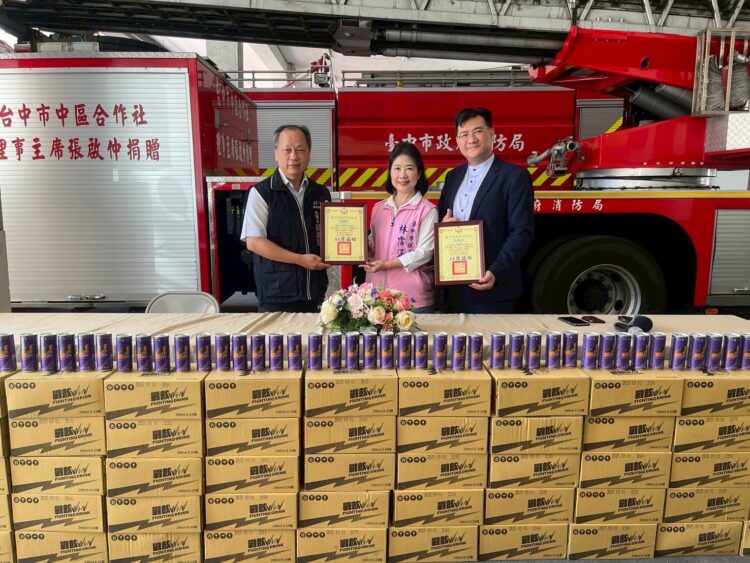 議員攜手企業捐贈200箱能量飲料-為消防英雄補充能量