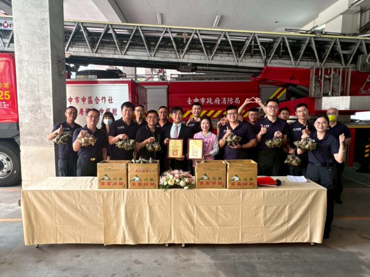 議員聯合企業端午節前夕贈愛心肉粽-為中市消防弟兄送暖