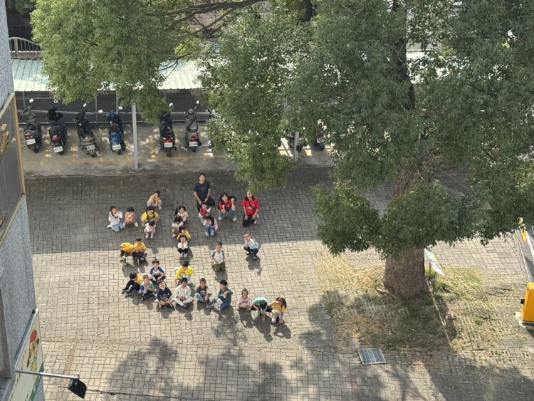 畢業前的深刻回憶!台中東勢學子畢業前在東勢地政所檔案展區留念