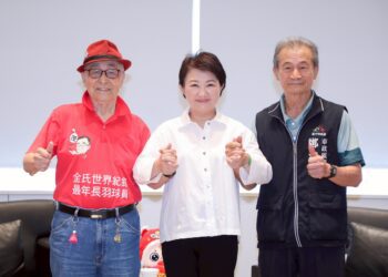 這2位都是台中人！表揚世壯運高齡選手林友茂、鄭清榮-盧市長致贈「金牌人生卡」