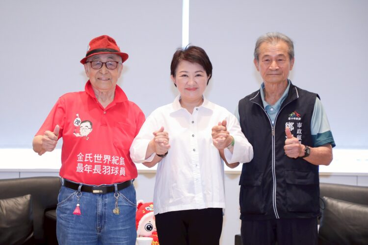 這2位都是台中人！表揚世壯運高齡選手林友茂、鄭清榮-盧市長致贈「金牌人生卡」