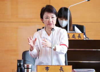 鼓勵高齡長者外出配戴發光臂帶-盧市長：守護長輩夜間安全