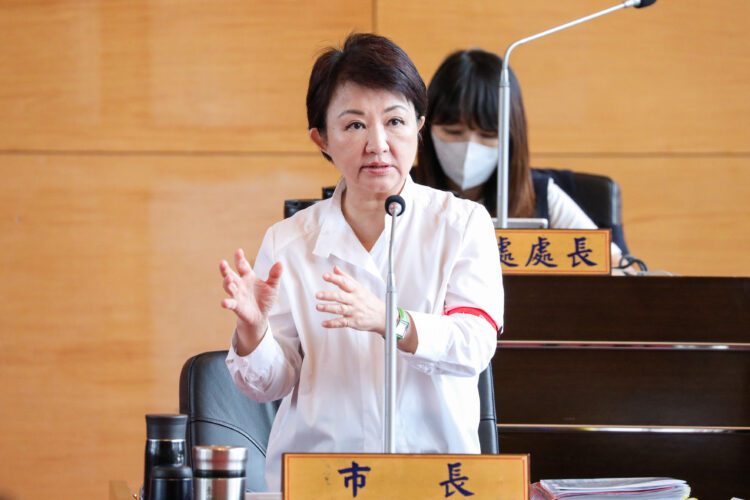鼓勵高齡長者外出配戴發光臂帶-盧市長：守護長輩夜間安全