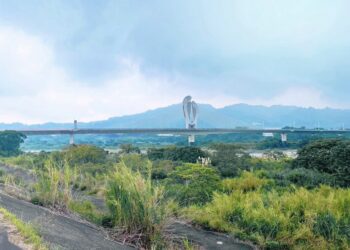 東勢石岡最新打卡景點！-「鯉魚脊背橋」攝影師網紅夯拍照