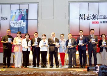 風采依舊！盧市長出席胡志強新書會 -盛讚市政典範與城市榮光