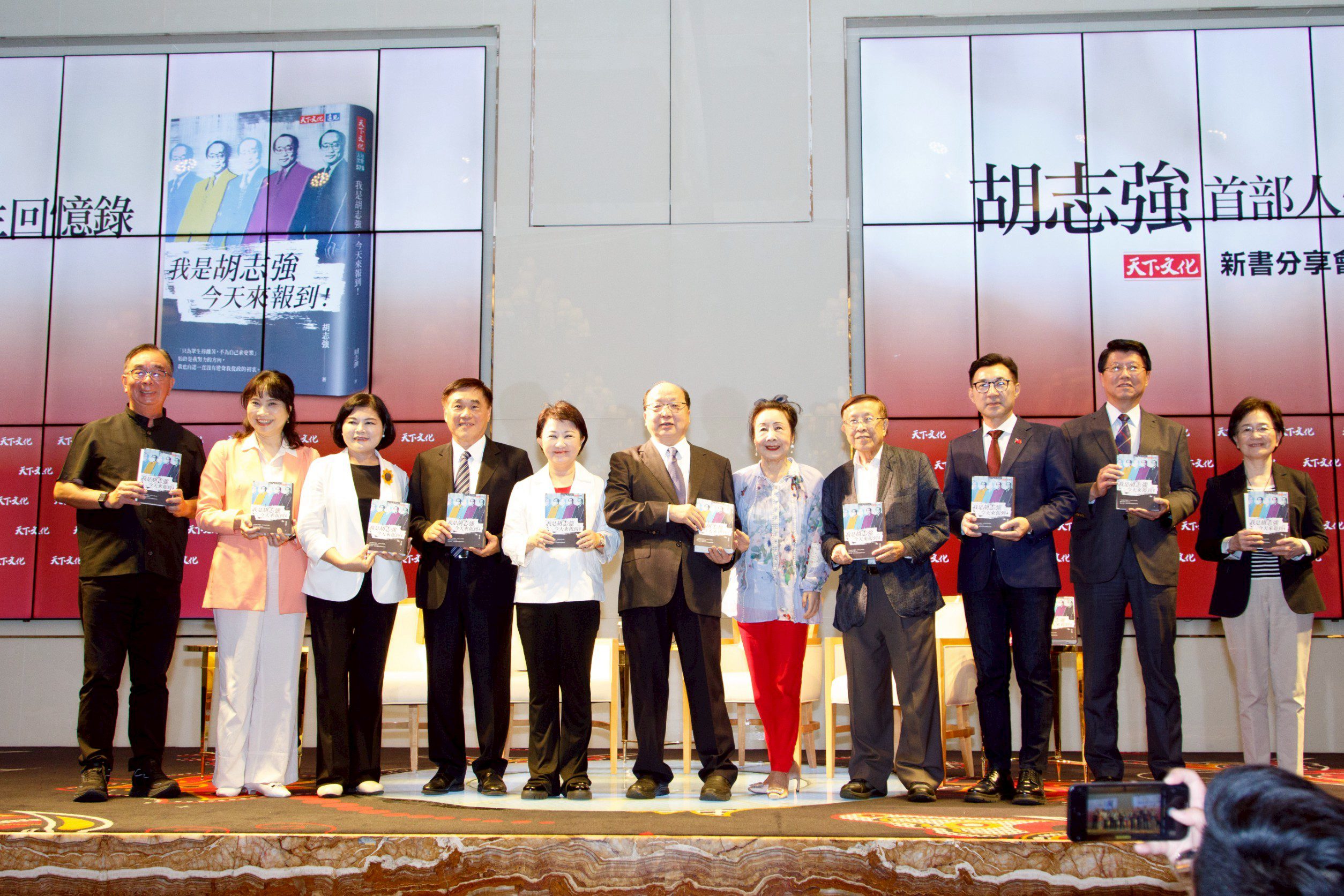 風采依舊！盧市長出席胡志強新書會 -盛讚市政典範與城市榮光