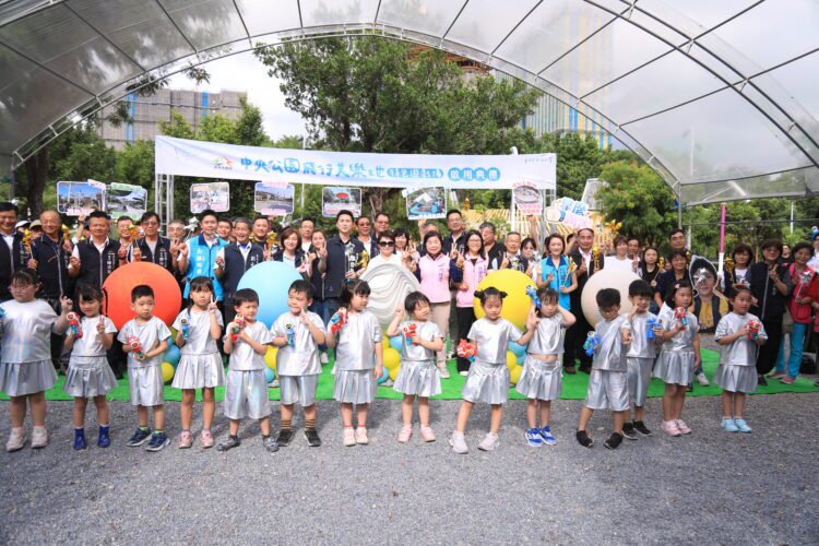 增設遮蔭、遮雨設施更舒適！中市中央公園「飛行美樂地遊戲場」正式啟用-盧市長：提升公園全年使用率