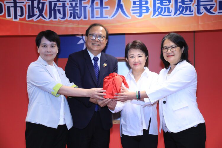 中市府人事處長交接-盧市長期勉新任處長陳月春持續打造友善職場