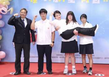 市長被公主抱！中市表揚8043位市長獎學生-盧市長配合擺「超俏皮pose」最萌合影曝光