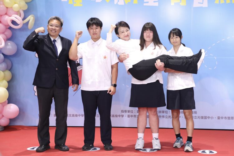 市長被公主抱！中市表揚8043位市長獎學生-盧市長配合擺「超俏皮pose」最萌合影曝光