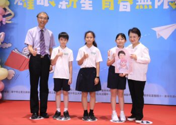下腰姿勢也難不倒！中市今表揚逾2千名國中小市長獎得主-盧市長俏皮配合擺拍笑稱：放馬過來全力奉陪