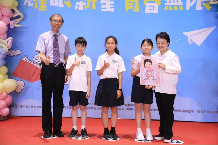 下腰姿勢也難不倒！中市今表揚逾2千名國中小市長獎得主-盧市長俏皮配合擺拍笑稱：放馬過來全力奉陪