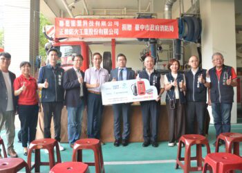 企業共同捐贈電動車防火毯及鋰電池滅火器-提升中市消防應變力