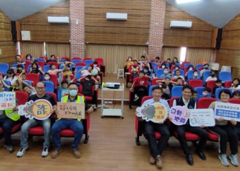 凝聚重測區文史傳承!東勢地政引領學童體驗測量儀器