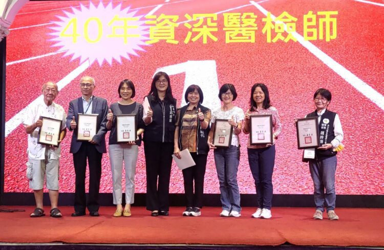 中市府表揚資深醫事檢驗師-肯定專業貢獻守護市民健康