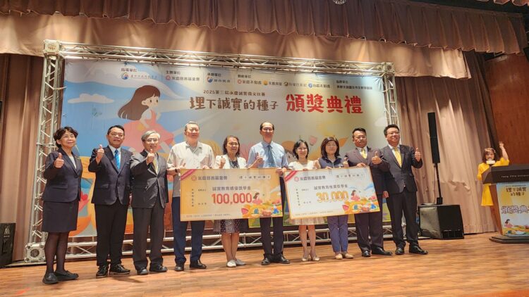 中市加強學校品德教育-徵文比賽頒獎肯定學子表現